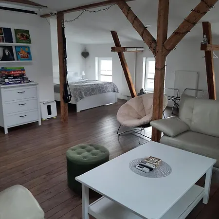 Апартаменти Grosszuegiges Dach-loft - 120qm, Dart, Airhockey, Beamer, Nahe Hafen, Schloss & Altstadt Шверін