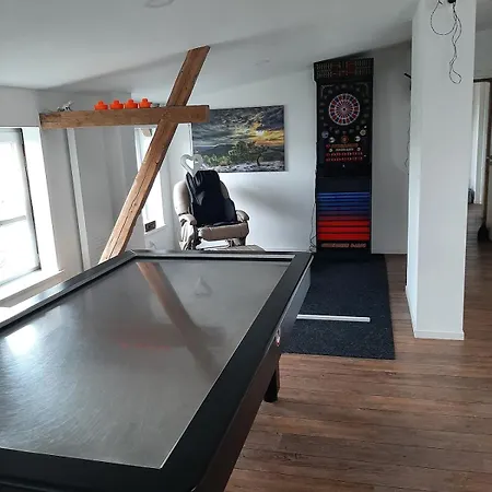 Grosszuegiges Dach-loft - 120qm, Dart, Airhockey, Beamer, Nahe Hafen, Schloss & Altstadt Апартаменти